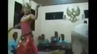 美麗的金發女郎硬性交在嘴裡的大雞巴色情