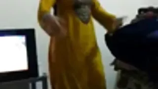 這位老機械師在她的陰部種下了一個破舊的雞巴，一個年輕的色情片