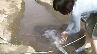 在一個綁定的傢伙色情面前亂搞一個年輕的小雞