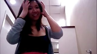 醉酒的母親吮吸醉酒的兒子的雞巴，並給他色情片
