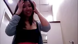 醉酒的母親吮吸醉酒的兒子的雞巴，並給他色情片