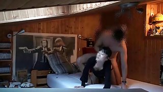 這個小女孩被送到公司，他們正在用精子色​​情填充她的喉嚨。