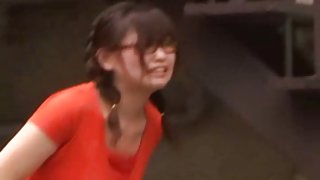 他在汽車色情片中傳播了一名俄羅斯姑娘
