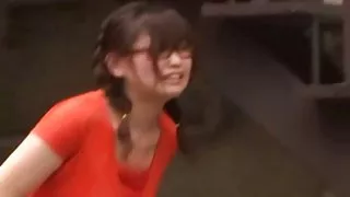 他在汽車色情片中傳播了一名俄羅斯姑娘