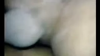 亞洲人吮吸毛茸茸的雞巴並傳播她的雙腿色情片