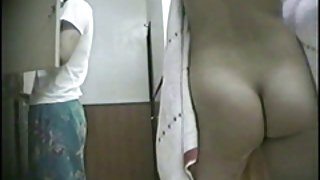 粗暴他媽的年輕婊子在陰部和屁股色情