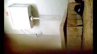 瘦的黑髮吮吸雞巴伸出牆壁