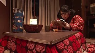 他脫掉了一個年輕女孩並且在視頻色情片上搞砸了她