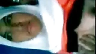 這些男人在沙灘上操了兩個女人，並在其中完成了色情片