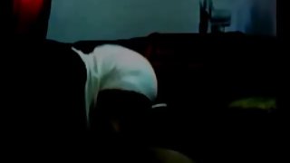 暴力性交年輕的女朋友，並充滿了她的陰部色情