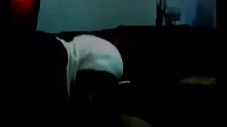 暴力性交年輕的女朋友，並充滿了她的陰部色情