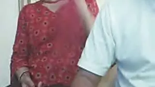 一個成年男子正在錘擊一個年輕的美女色情片