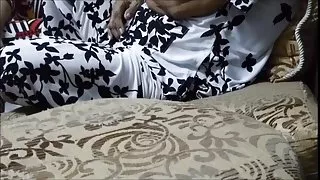 調教成熟的母狗與一個年輕的傢伙色情