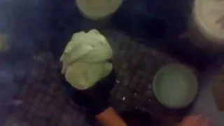 彎曲的金發女郎，大屁股自慰假陽具色情