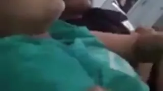 金發碧眼的女同性戀者在一個大嬰兒色情片上頑皮