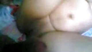 男人們一起性交了一個懷孕的蕩婦色情片