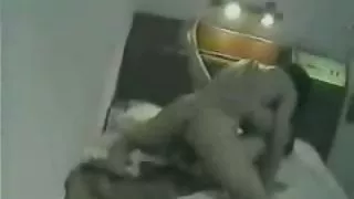 帶上他的裸體小雞在海灘色情相機