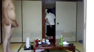 在大螺栓上，求婚者推了一個年輕的女朋友色情貓