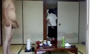 在大螺栓上，求婚者推了一個年輕的女朋友色情貓