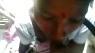 把一個年輕的美女放在一個大雞巴色情