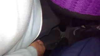 用油塗抹她的小腿，並將她的陰部塗在一個雞巴色情片上