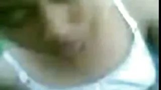 德國女孩在相機上吮吸雞巴色情工作