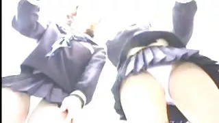 紅發賤人吮吸並跳上一個強大的色情提升器