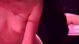 在沙髮色情片上擊落處女年輕美女