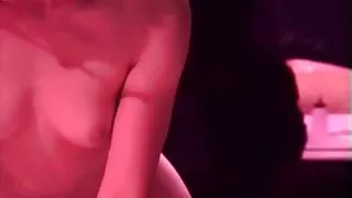 在沙髮色情片上擊落處女年輕美女