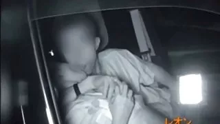 戶外人他媽的年輕女朋友在她的陰部色情