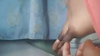 熱的女同性戀者在對方的色情片上舔洞