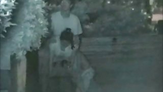 當男朋友在她猛拉時，熱金發碧眼的女人擺在