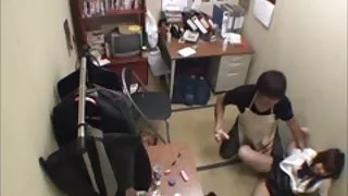 他脫掉了一個年輕的激情小雞，並且在車上婊子色情