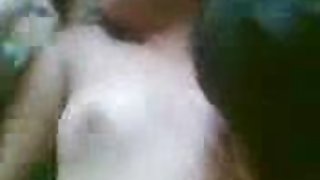 在兩個女同性戀色情的澡堂裡陷入困境