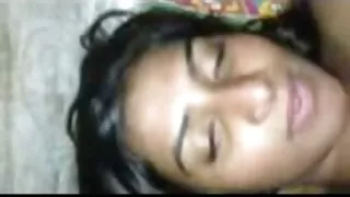 年輕的俄羅斯乳頭在色情片上給了一個濕洞