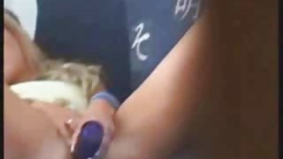 熱布魯內特在滿足的男人色情面前自慰