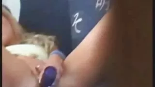 熱布魯內特在滿足的男人色情面前自慰
