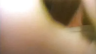 漂亮的女人炫耀她的陰部和自慰她的色情
