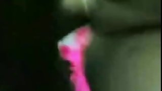 經過一次多汁的口交，一個男人豐富地完成了一個黑髮色情的臉