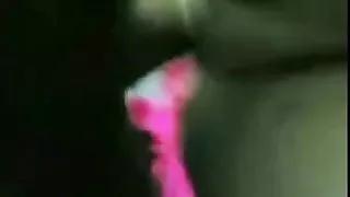 經過一次多汁的口交，一個男人豐富地完成了一個黑髮色情的臉