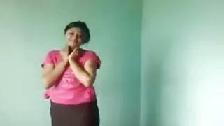 俄羅斯小妞在屁股上給她的男朋友色情片