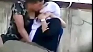 Vypivsheyu年輕的小雞性交兩個孔色情